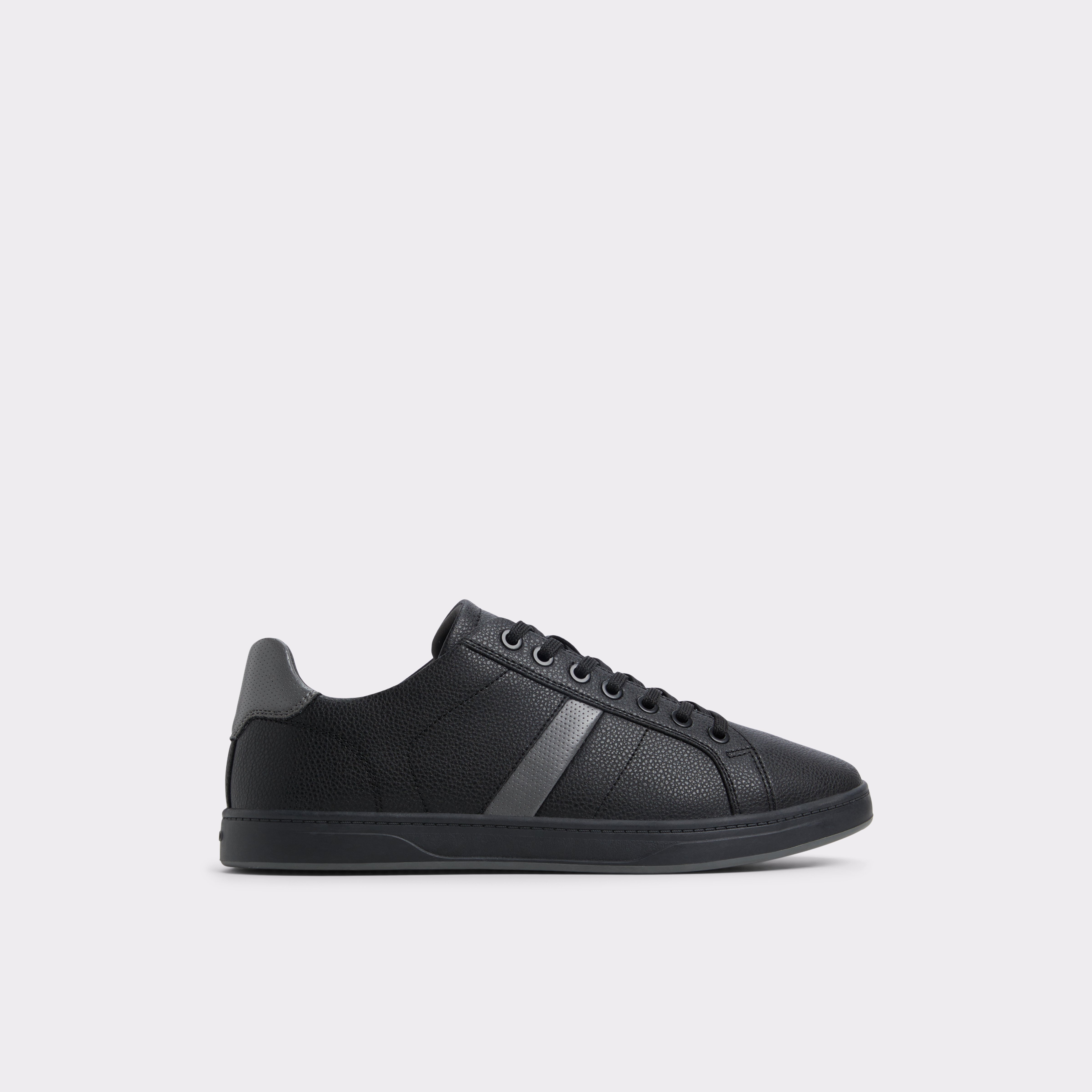 Black Low-Cut Sneaker in Pebble-Grain Leather | Coelin - SOLZ5922
